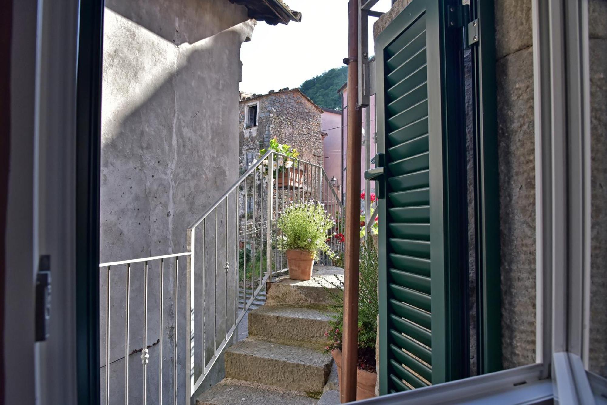 Casa Vacanze Tra I Monti E San Martino Biassa Exterior photo