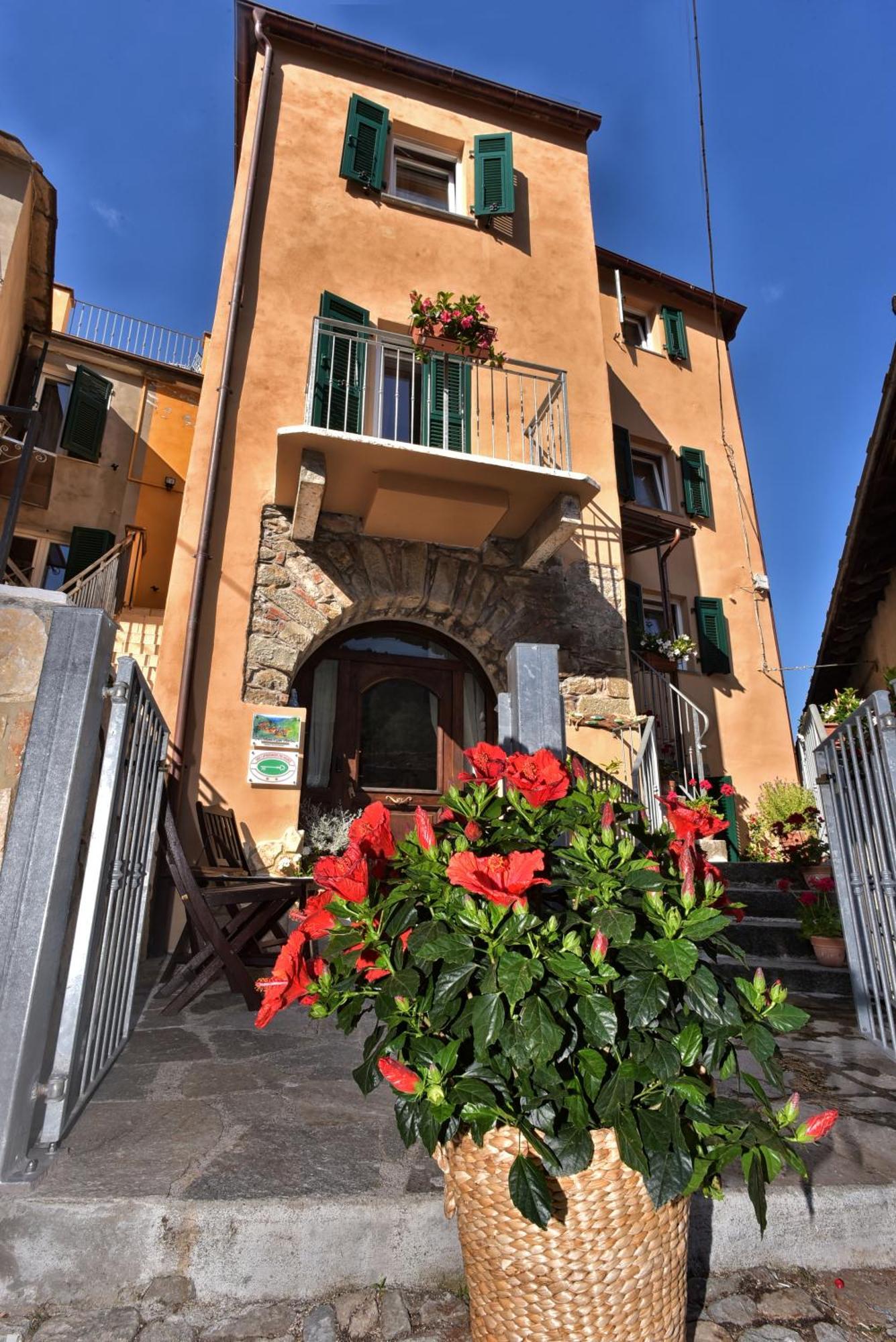 Casa Vacanze Tra I Monti E San Martino Biassa Exterior photo